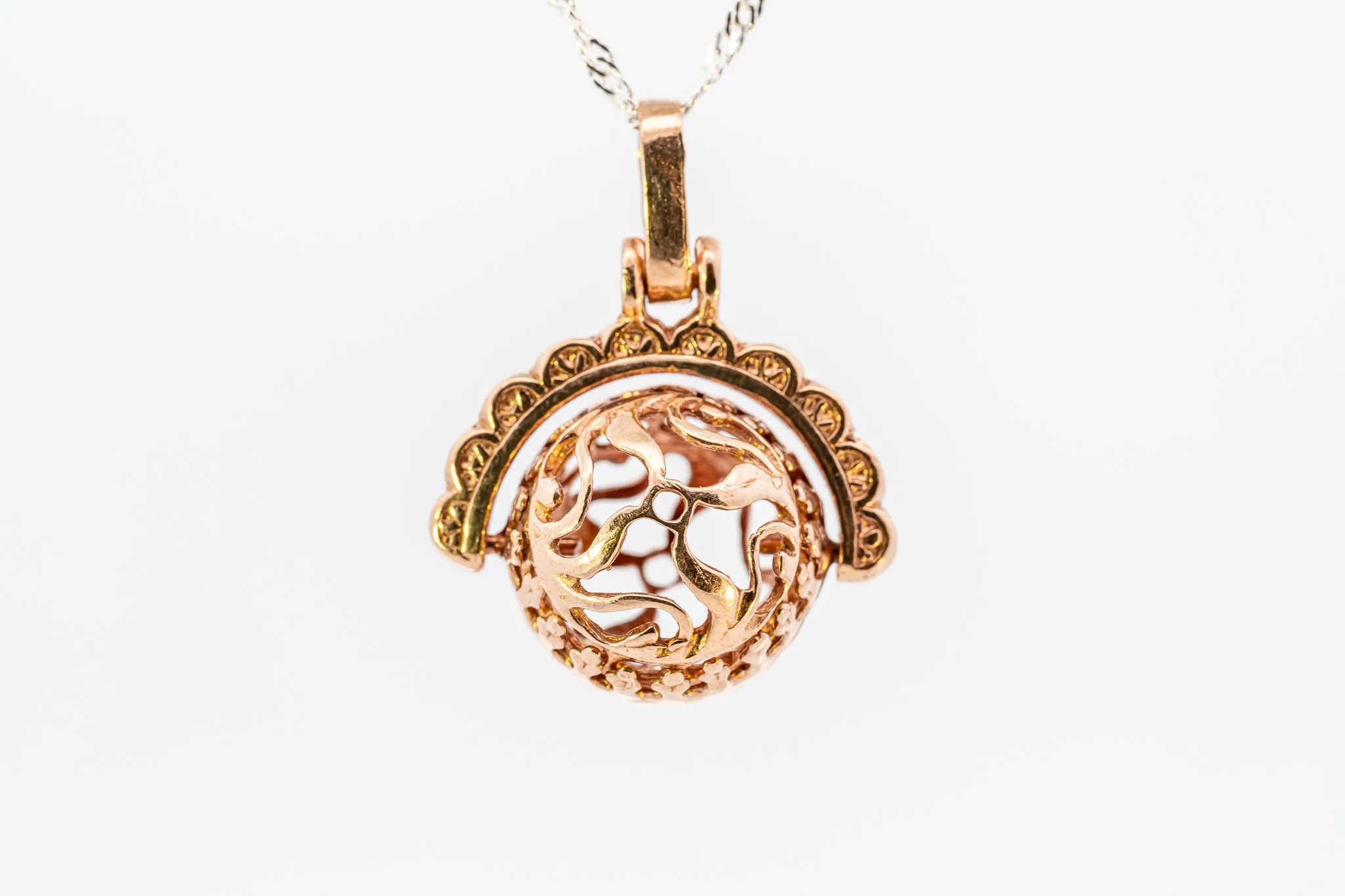 Luxurious 9ct Rose Gold Filigree Spinner Pendant