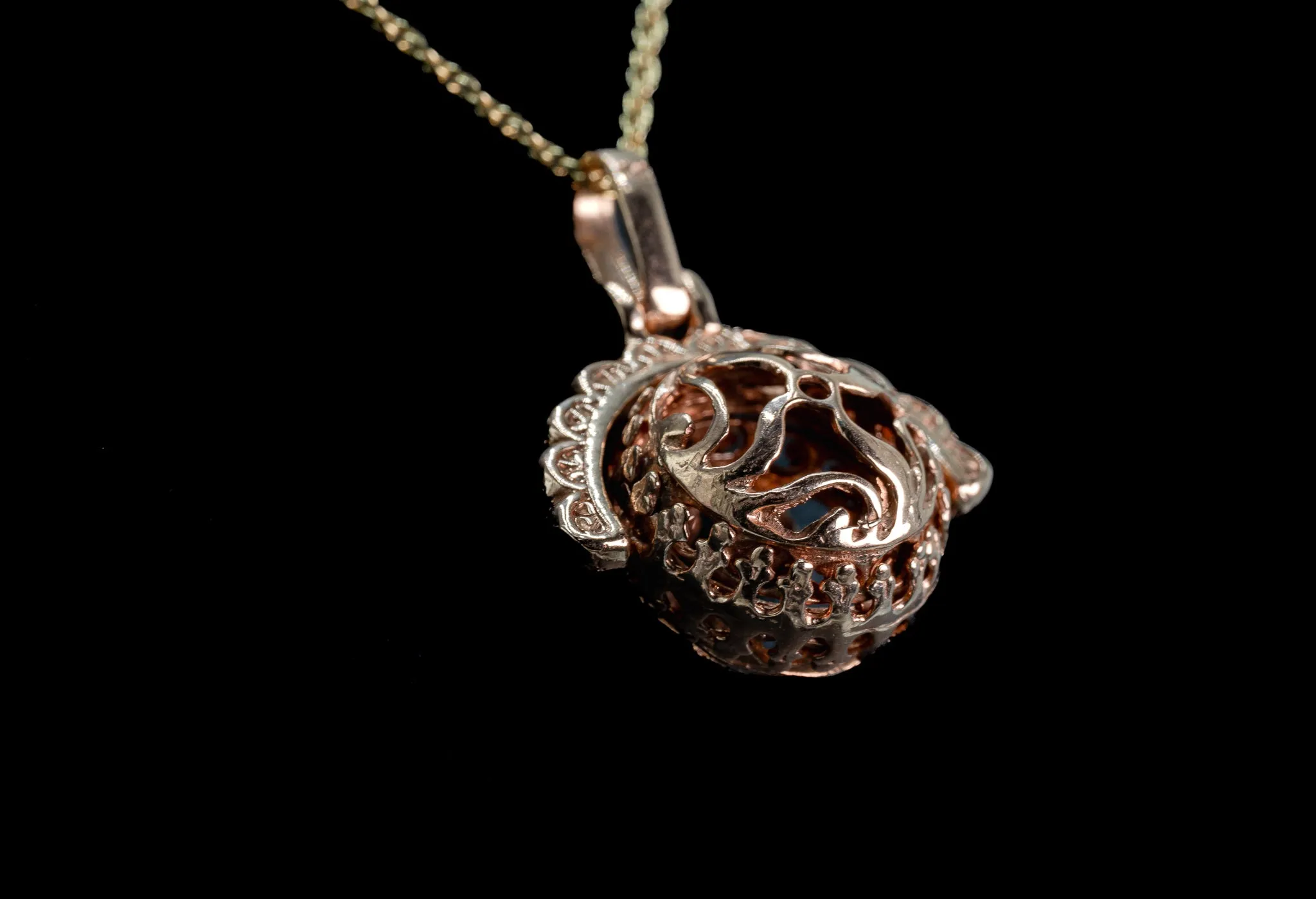 Luxurious 9ct Rose Gold Filigree Spinner Pendant